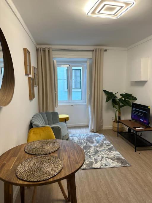 Stylish Renovated Apartment In Chiado Lisboa Kültér fotó