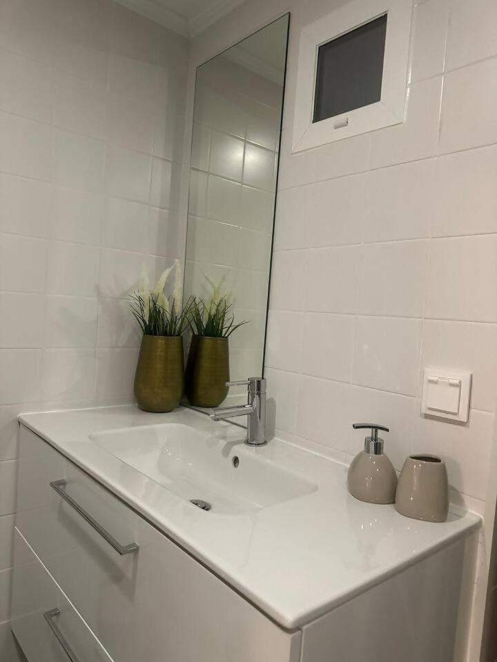 Stylish Renovated Apartment In Chiado Lisboa Kültér fotó