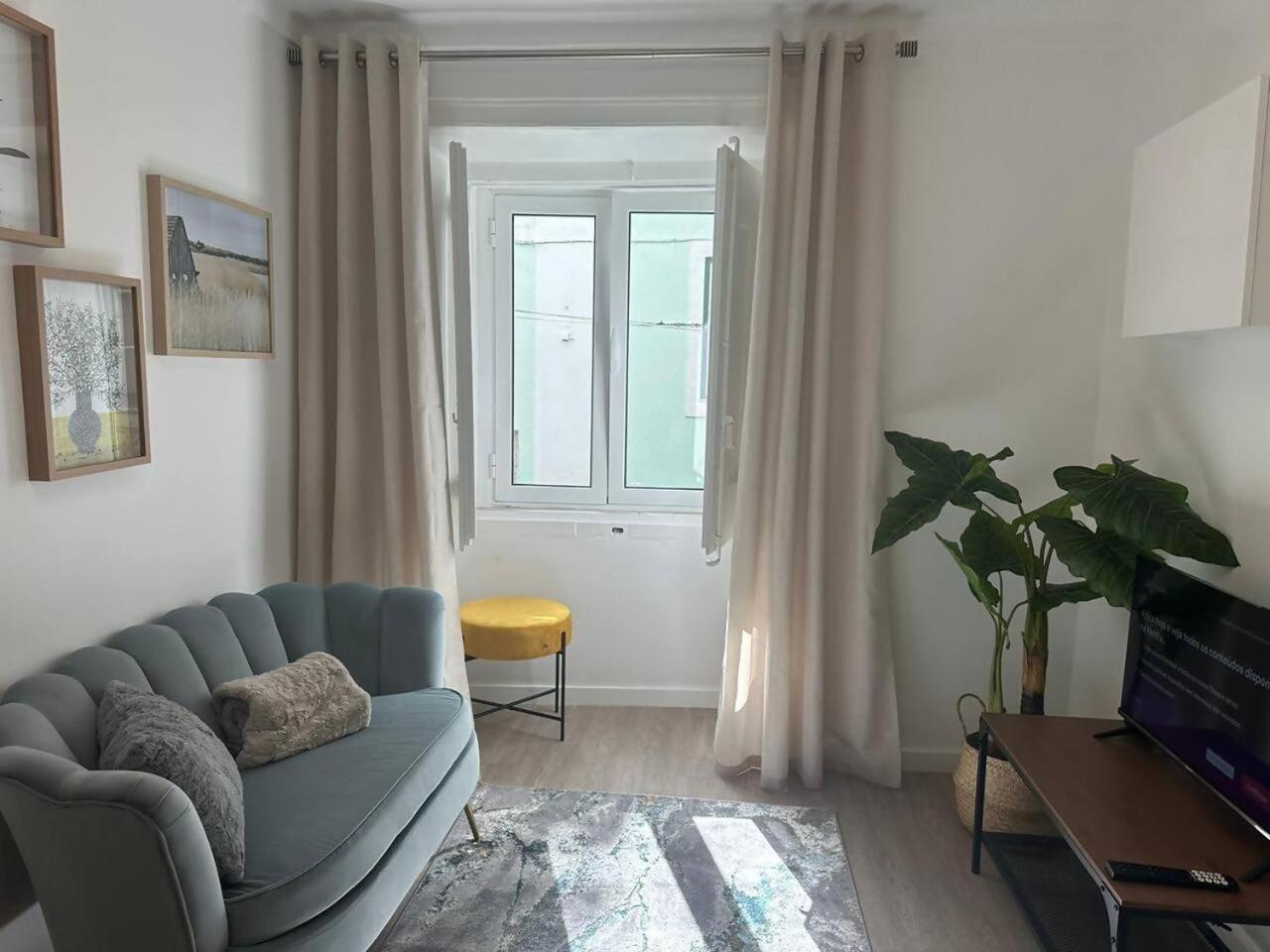 Stylish Renovated Apartment In Chiado Lisboa Kültér fotó